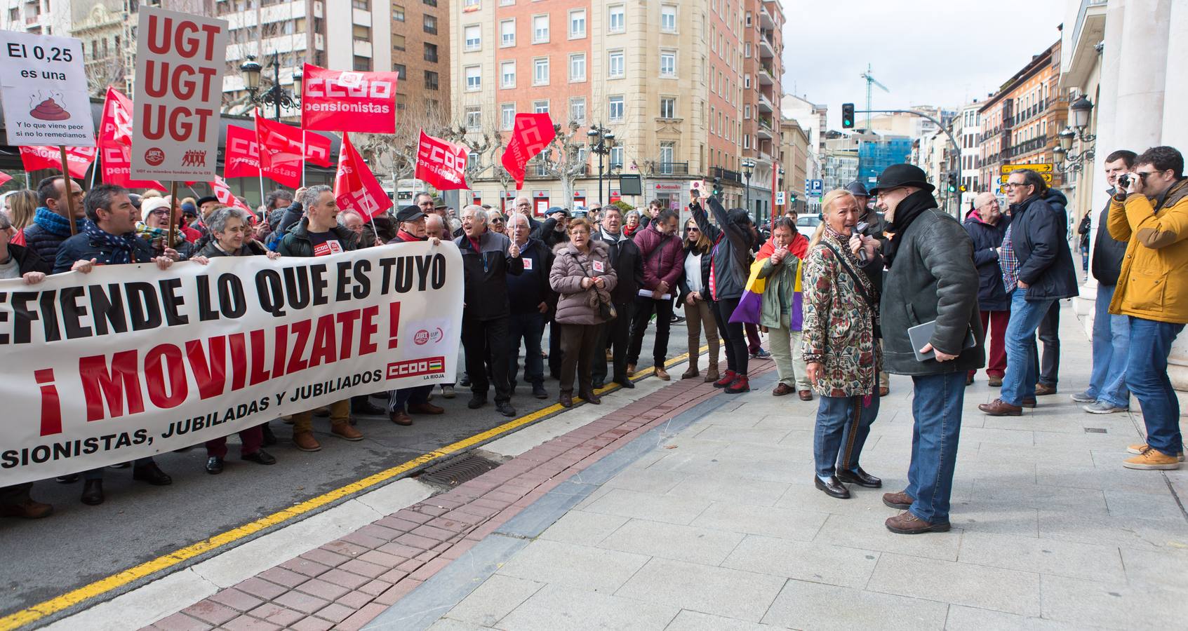 Los jubilados han vuelto a manifestarse frente a la Delegación del Gobierno en Logroño para protestar por la "miseria" del 0,5% de incremento en las pensiones y reivindicar su sostenibilidad. 