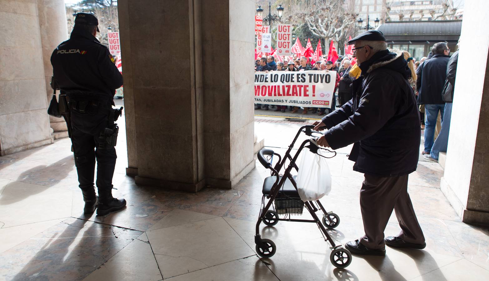 Los jubilados han vuelto a manifestarse frente a la Delegación del Gobierno en Logroño para protestar por la "miseria" del 0,5% de incremento en las pensiones y reivindicar su sostenibilidad. 