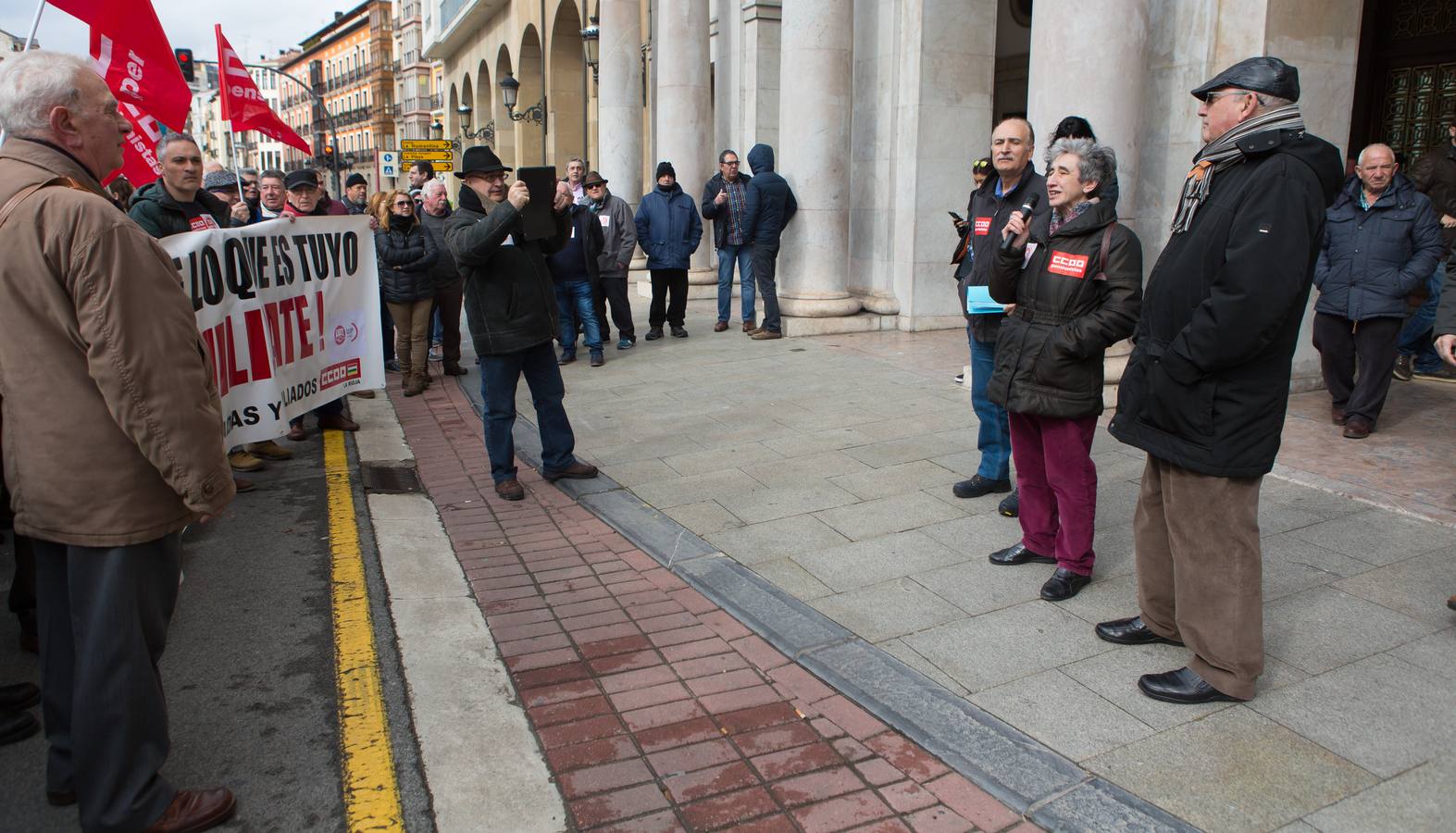 Los jubilados han vuelto a manifestarse frente a la Delegación del Gobierno en Logroño para protestar por la "miseria" del 0,5% de incremento en las pensiones y reivindicar su sostenibilidad. 