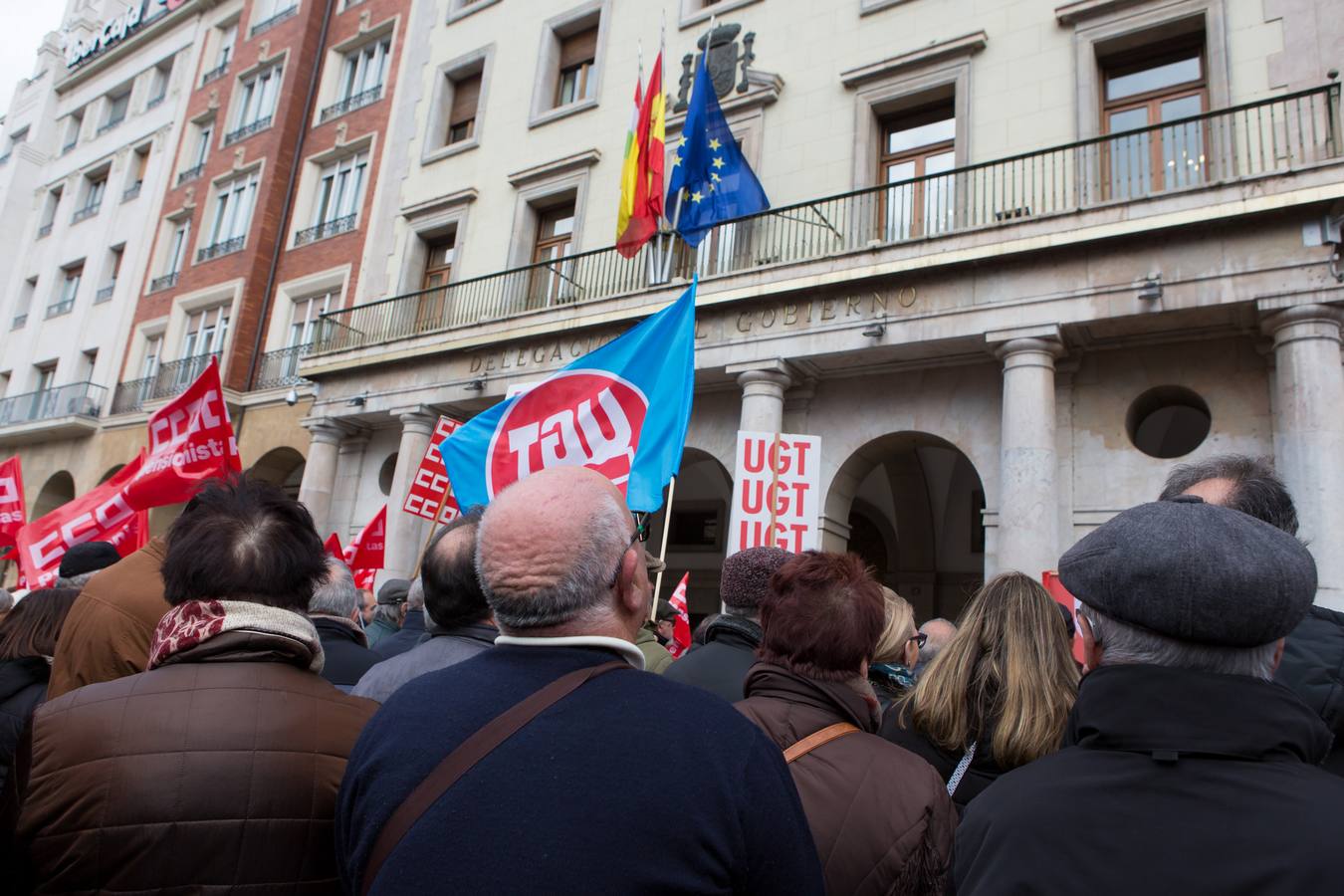 Los jubilados han vuelto a manifestarse frente a la Delegación del Gobierno en Logroño para protestar por la "miseria" del 0,5% de incremento en las pensiones y reivindicar su sostenibilidad. 