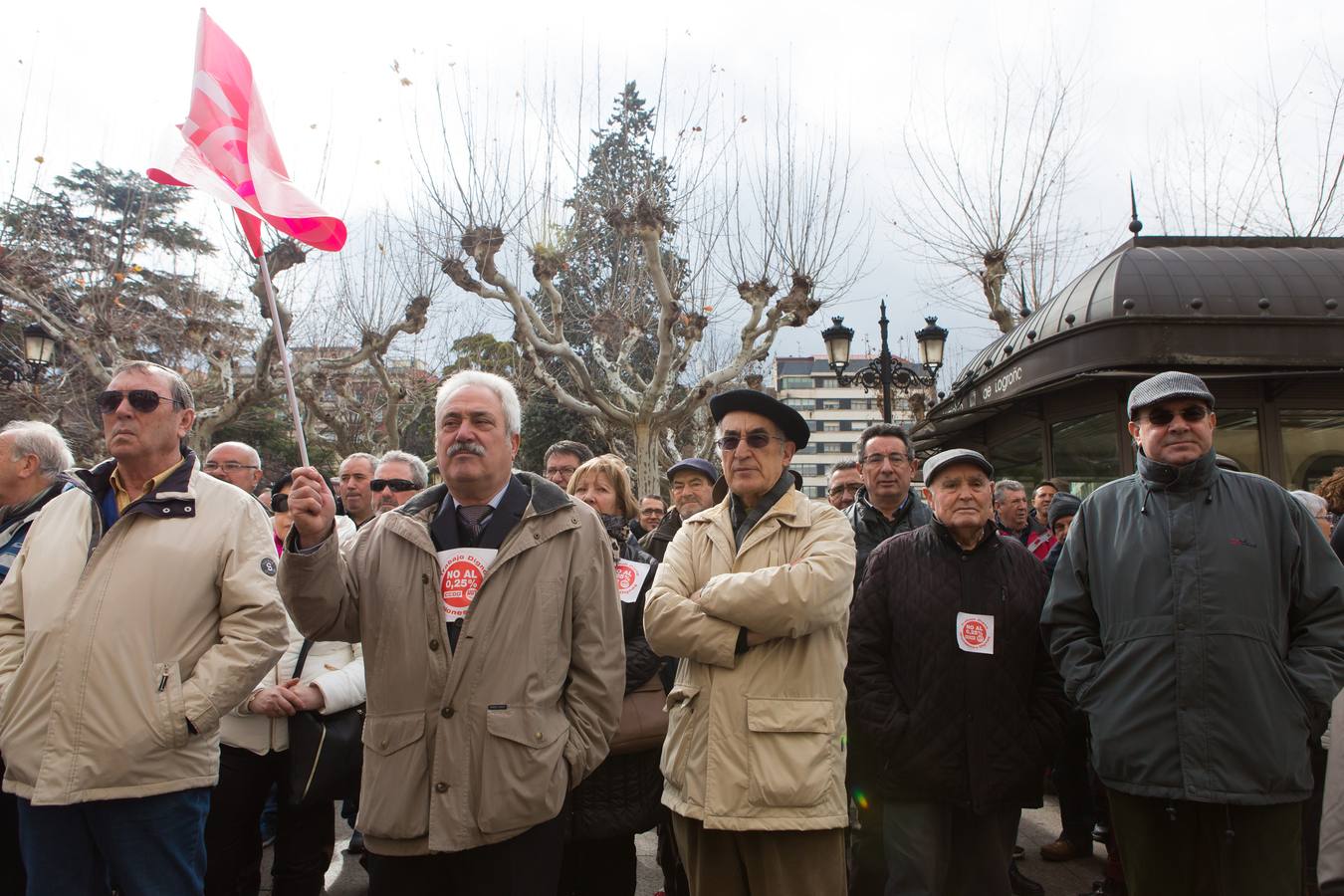 Los jubilados han vuelto a manifestarse frente a la Delegación del Gobierno en Logroño para protestar por la "miseria" del 0,5% de incremento en las pensiones y reivindicar su sostenibilidad. 