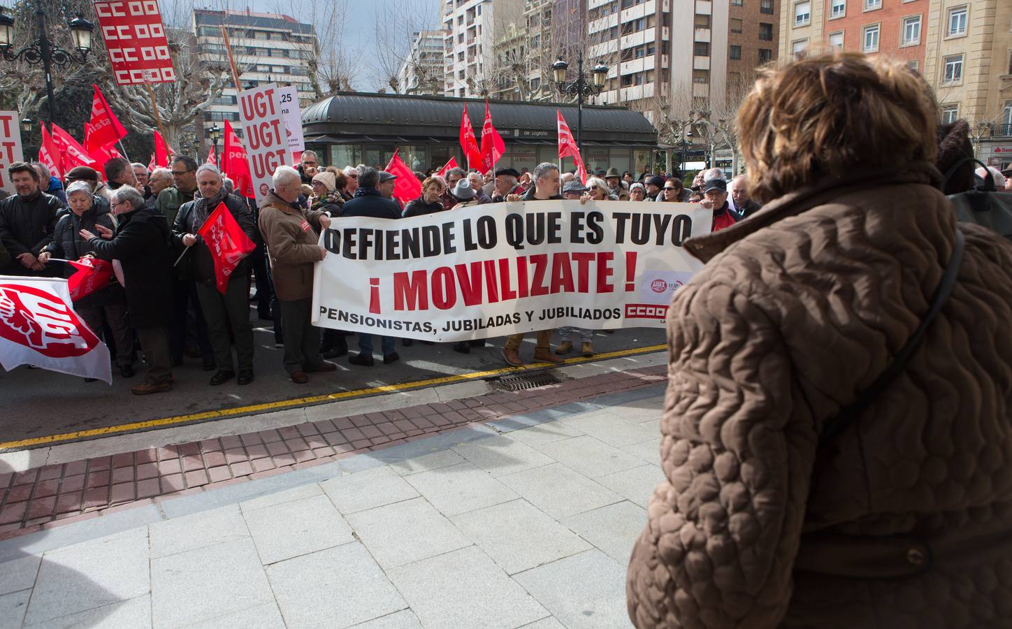 Los Jubilados reivindican unas pensiones dignas frente a la Delegación del Gobierno.