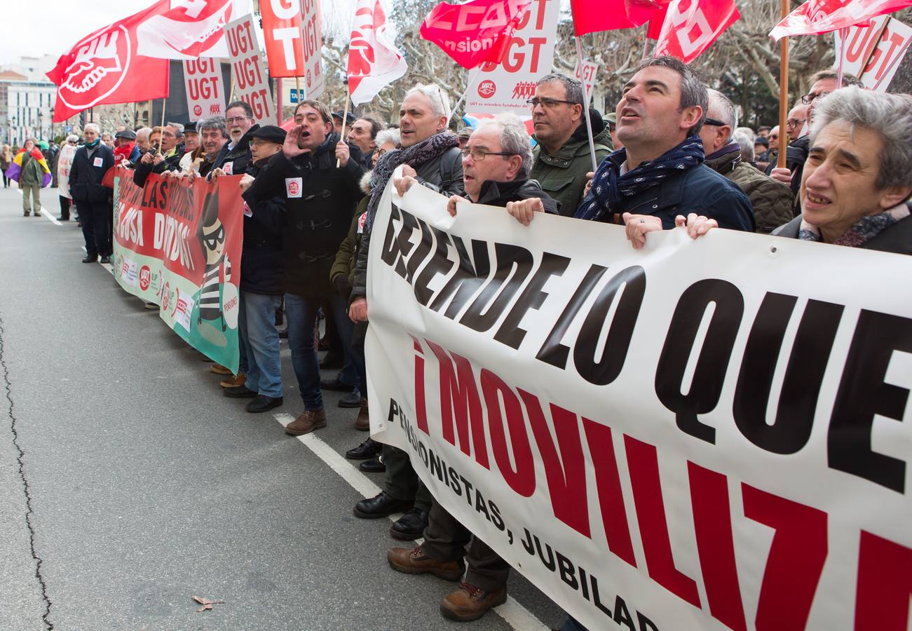 Los Jubilados reivindican unas pensiones dignas frente a la Delegación del Gobierno.