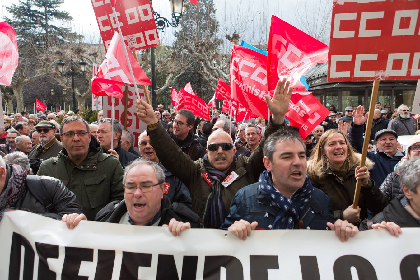 Los Jubilados reivindican unas pensiones dignas frente a la Delegación del Gobierno.