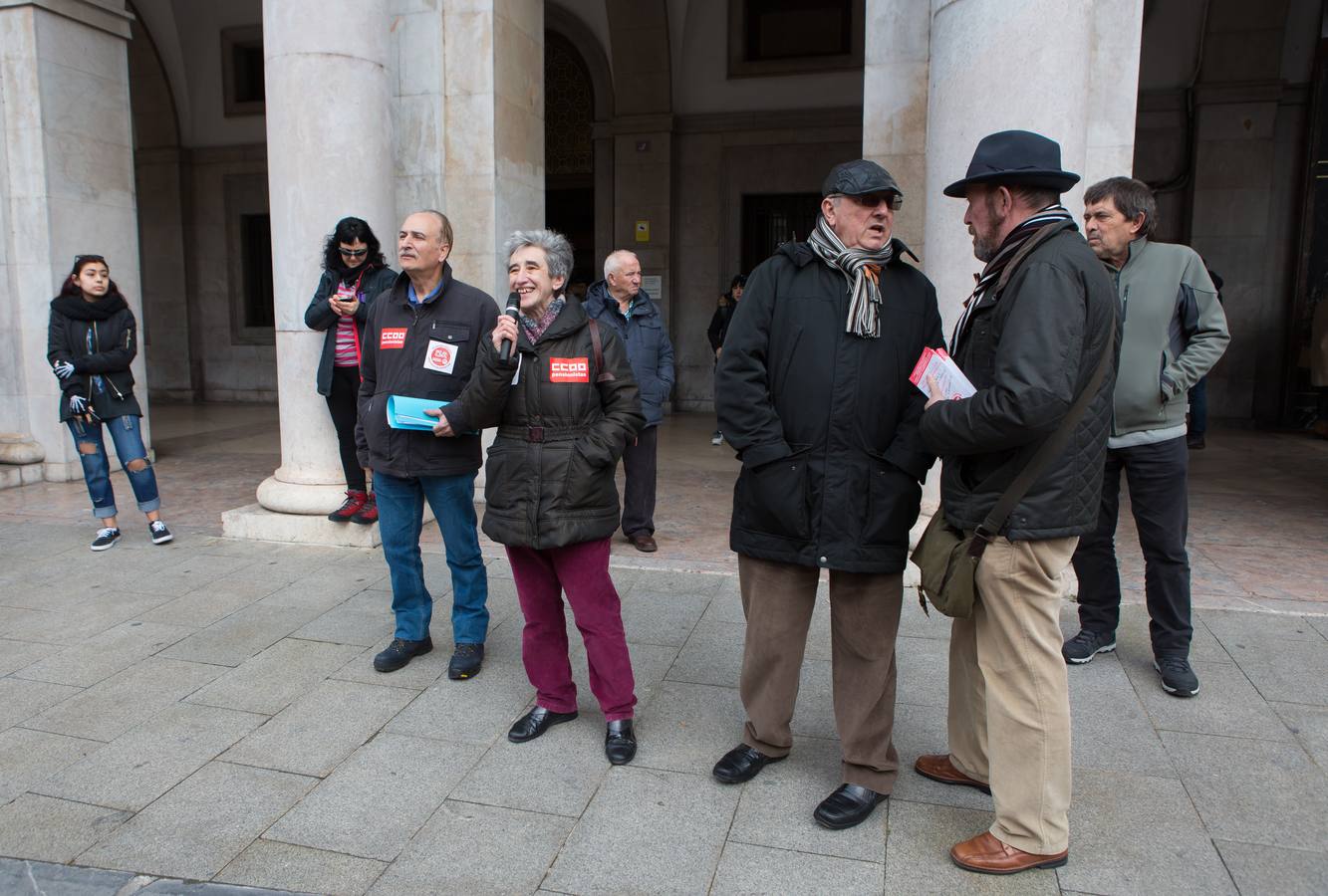 Los Jubilados reivindican unas pensiones dignas frente a la Delegación del Gobierno.