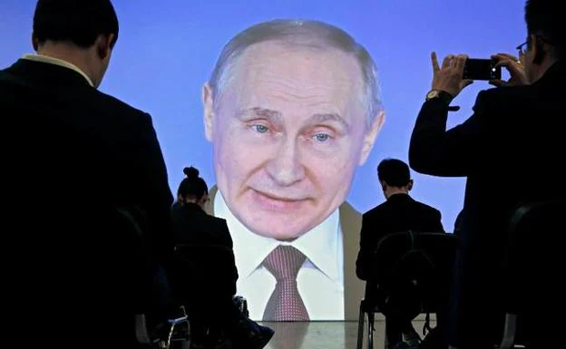 Retransmisión en directo del discurso de Putin, en una pantalla del centro de congresos Manège de Moscú. :: Maxim Shemetov / efe