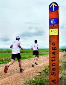 Imagen secundaria 2 - Arriba, participantes en la Media del 2016 coinciden en el Camino con un peregrino. A la izquierda, salida en Santa María de Nájera. A la derecha, participantes en la Media Maratón del Camino de una edición anterior.