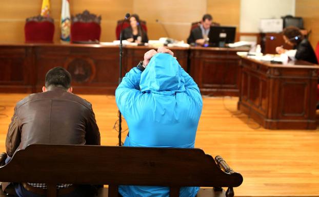 Dos miembros de Nueva Época, en un juicio por una agresión anterior 