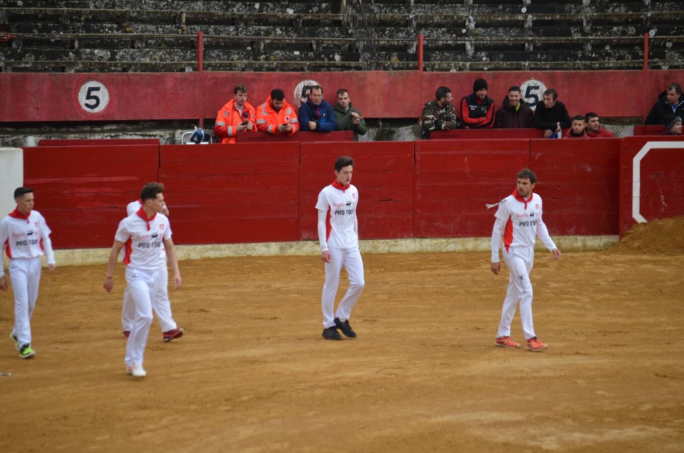 Al chupinazo celebrado por la mañana le siguió por la tarde el primer encierro de reses bravas. Sólo los más ‘valientes’ se atrevieron con el espectáculo. Y es que había que armarse de valor para soportar el frío y la lluvia que se apropiaron de la tarde en Calahorra. Al final, con gorros y paraguas, los aficionados disfrutaron de las vacas en la calle y de los saltos y quiebros de los recortadores en la plaza. Antes de la exhibición se guardó un minuto de silencio por el calagurritano Chema García, fallecido esta semana y gran aficionado al mundo taurino, y en especial a los encierros. 