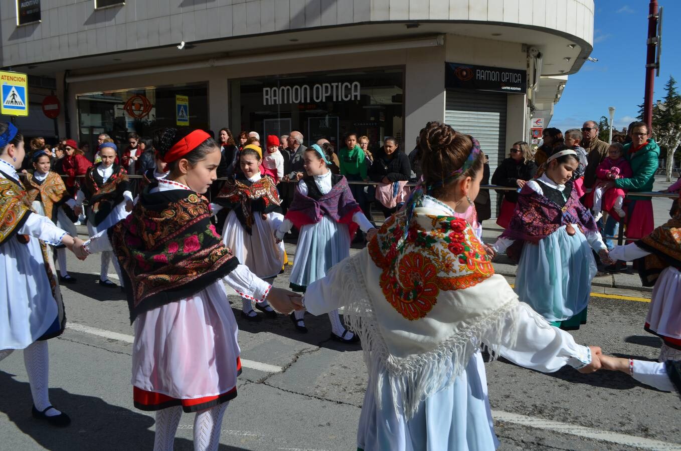 En el día grande, los santos Emeterio y Celedonio salieron a la calle en una procesión muy participativa por Calahorra