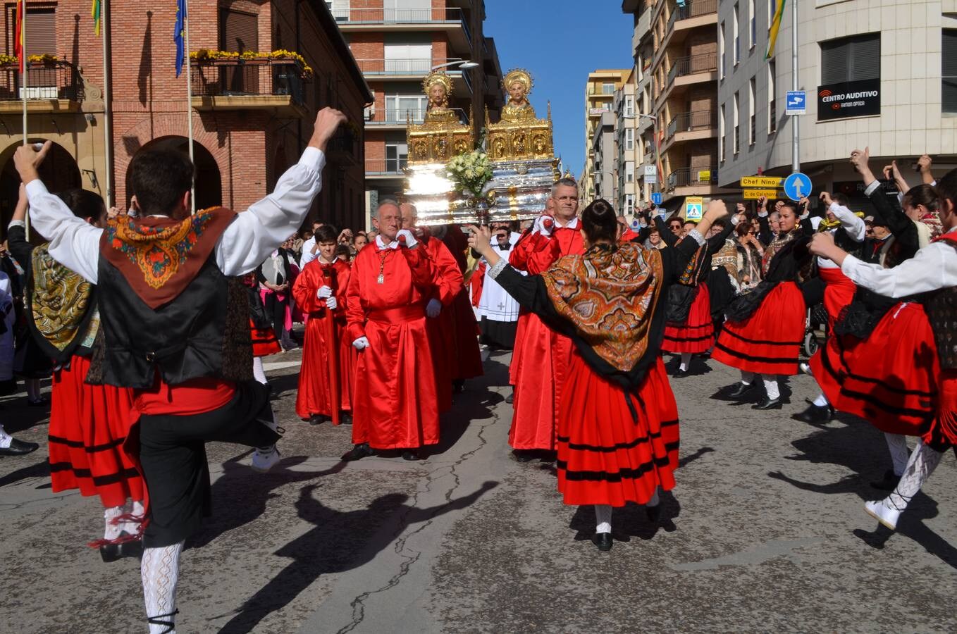 En el día grande, los santos Emeterio y Celedonio salieron a la calle en una procesión muy participativa por Calahorra