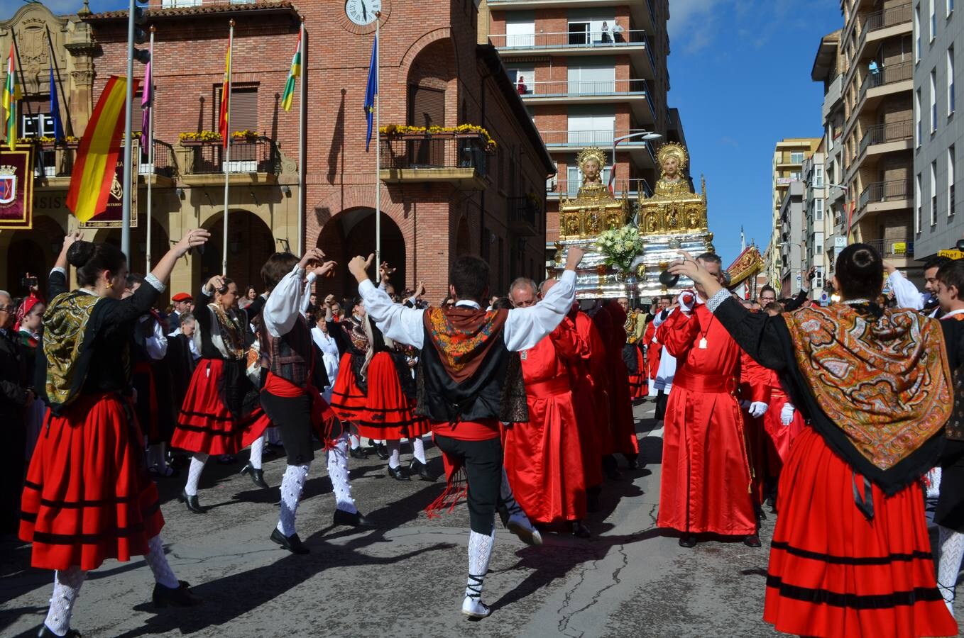 En el día grande, los santos Emeterio y Celedonio salieron a la calle en una procesión muy participativa por Calahorra