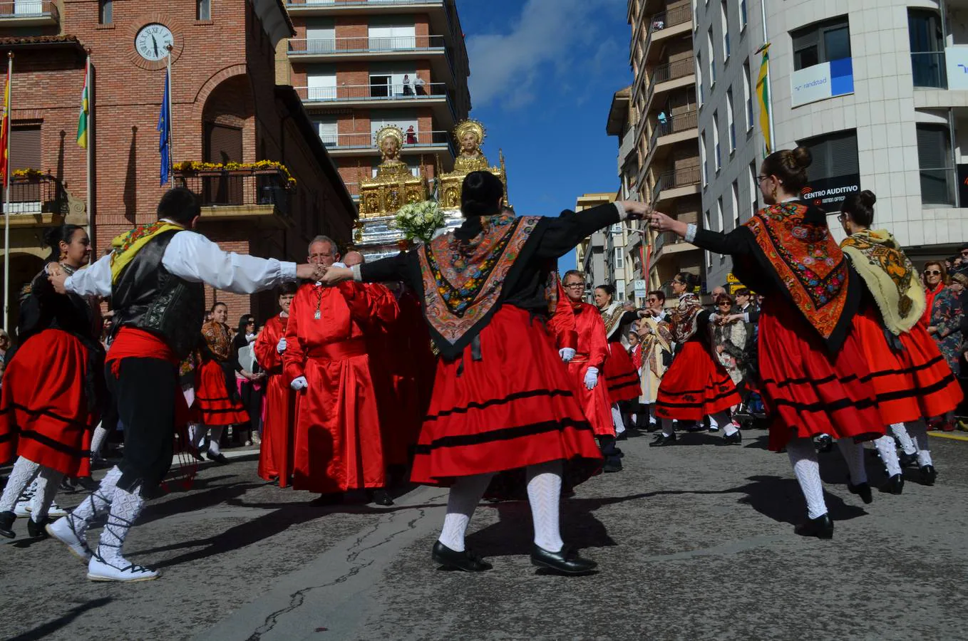 En el día grande, los santos Emeterio y Celedonio salieron a la calle en una procesión muy participativa por Calahorra