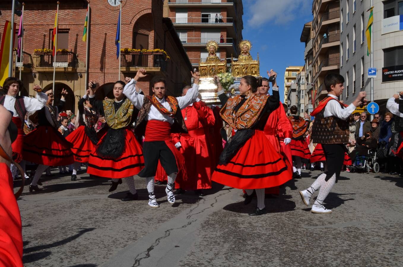 En el día grande, los santos Emeterio y Celedonio salieron a la calle en una procesión muy participativa por Calahorra