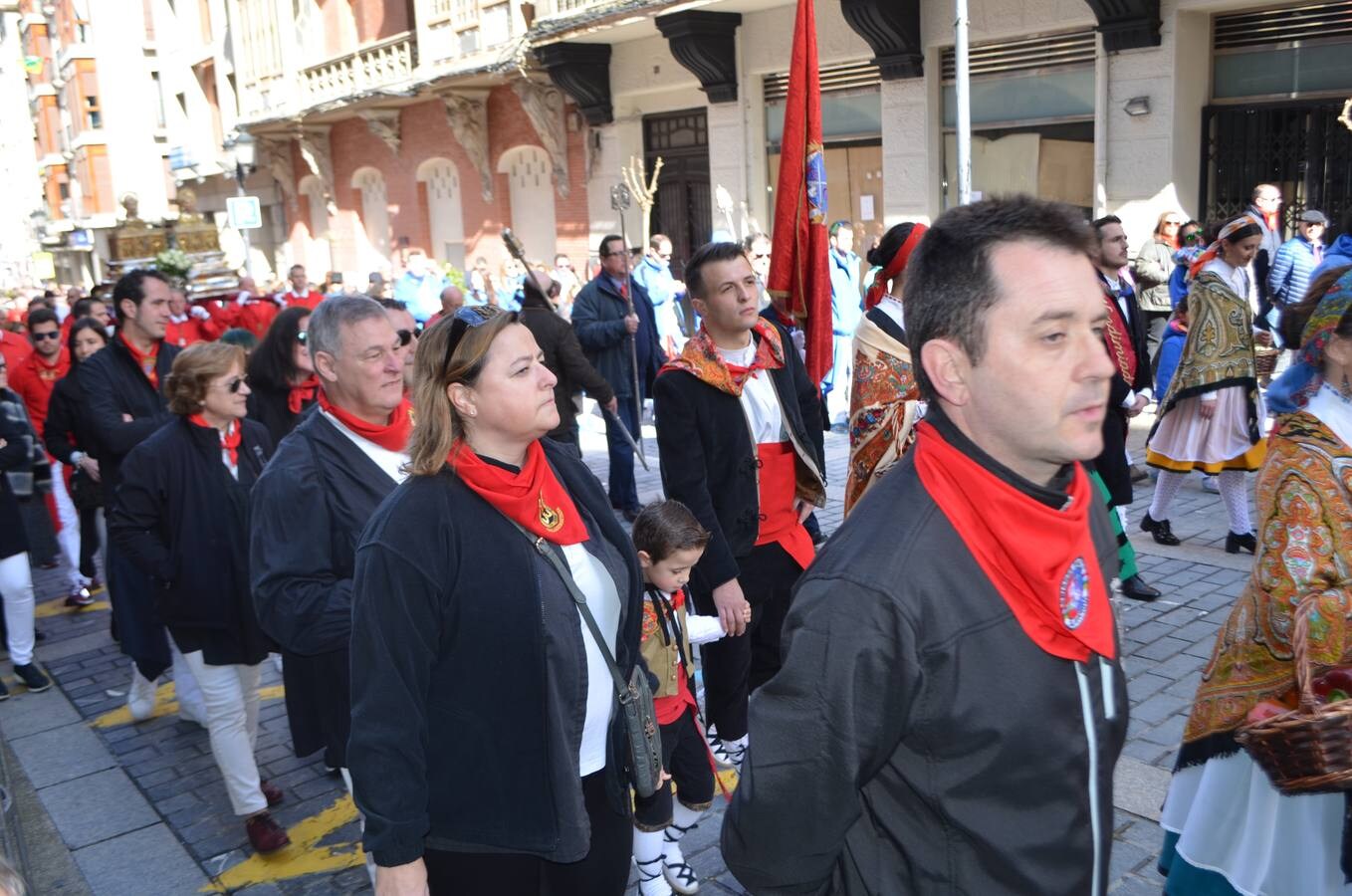 En el día grande, los santos Emeterio y Celedonio salieron a la calle en una procesión muy participativa por Calahorra