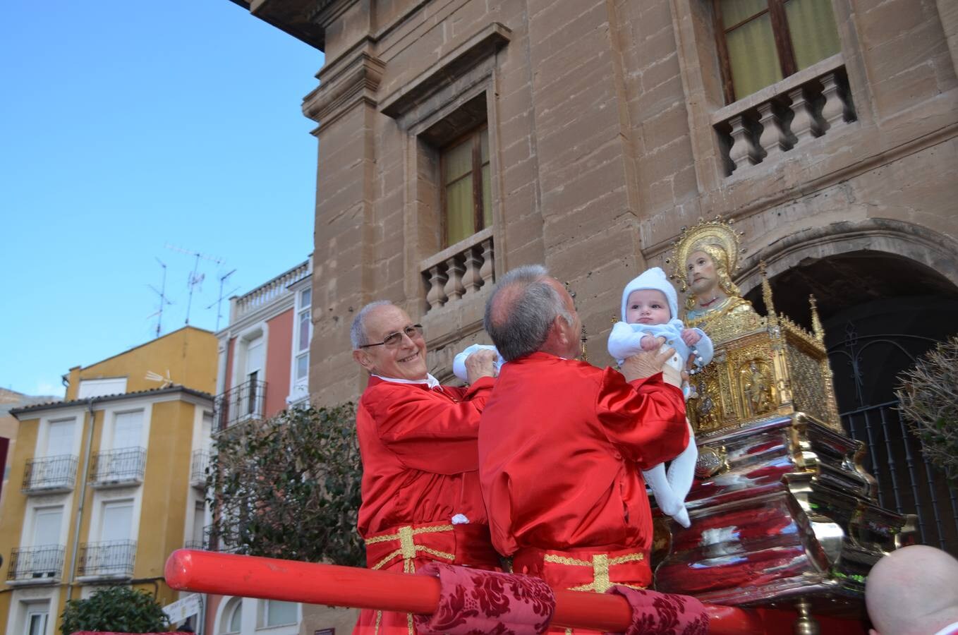 En el día grande, los santos Emeterio y Celedonio salieron a la calle en una procesión muy participativa por Calahorra