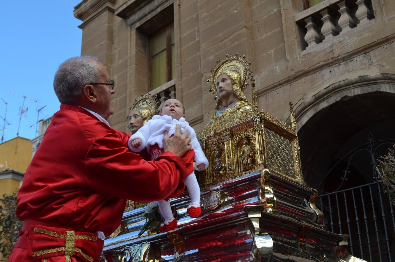 En el día grande, los santos Emeterio y Celedonio salieron a la calle en una procesión muy participativa por Calahorra