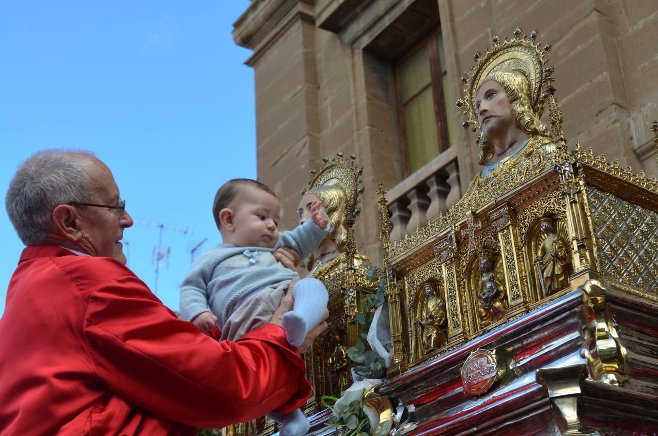 En el día grande, los santos Emeterio y Celedonio salieron a la calle en una procesión muy participativa por Calahorra