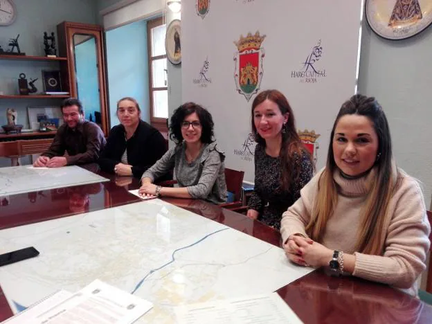 Manuel Gasalla, Ana Gabarri, Laura Rivado, Carmen Vélez y Naiara Hernáez, en la presentación de la comisión municipal de la mujer. :