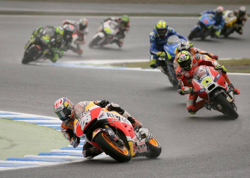 Los pilotos realizan una curva en una carrera de Moto GP