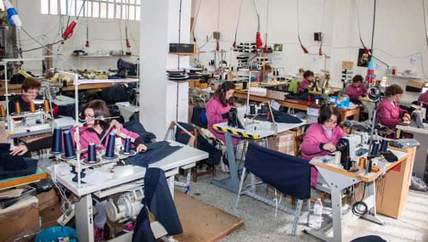 Mujeres de la Cooperativa Coperial de Santo Domingo de la Calzada en sus máquinas de coser. :: albo