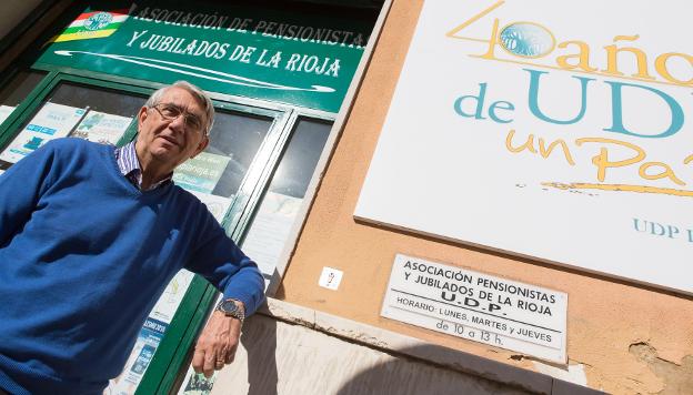 Saturnino Álvarez, a las puertas de la sede de la UDP en La Rioja. 