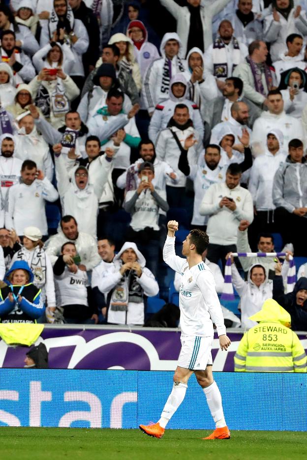 Cristiano Ronaldo celebra su primer gol ayer. :: efe