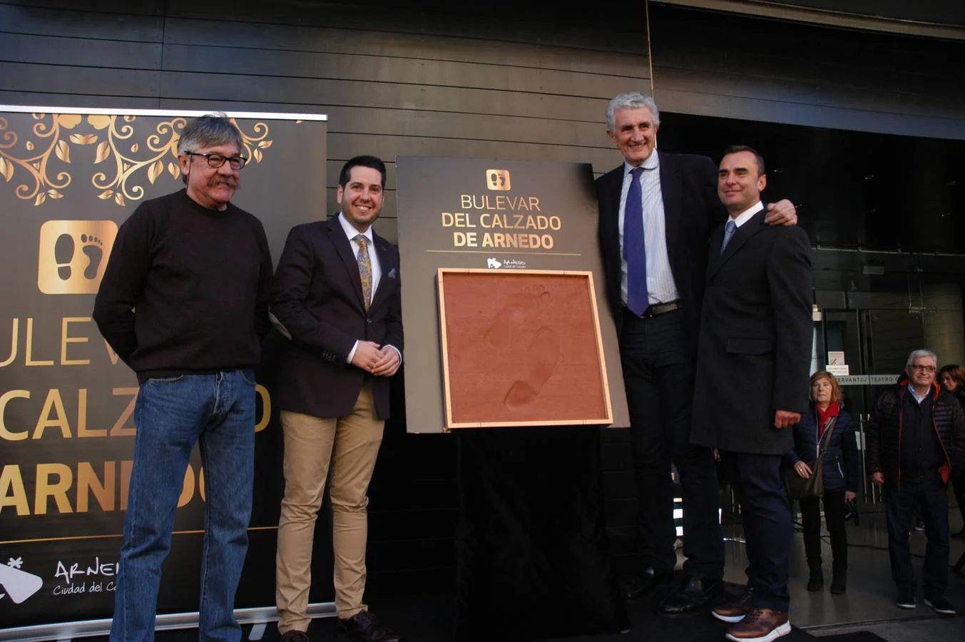 El exjugador de baloncesto, Fernando Romay, recibió el sábado en Arnedo el galardón Virrey del Ajo Asado 2018. La jornada comenzó con un encuentro con el club de baloncesto de Arnedo y continuó con la plasmación de la huella de su pie en el bulevar del calzado. Finalizó con la entrega del Ajo de Oro y centro de Virrey y una comida en el hotel Virrey.