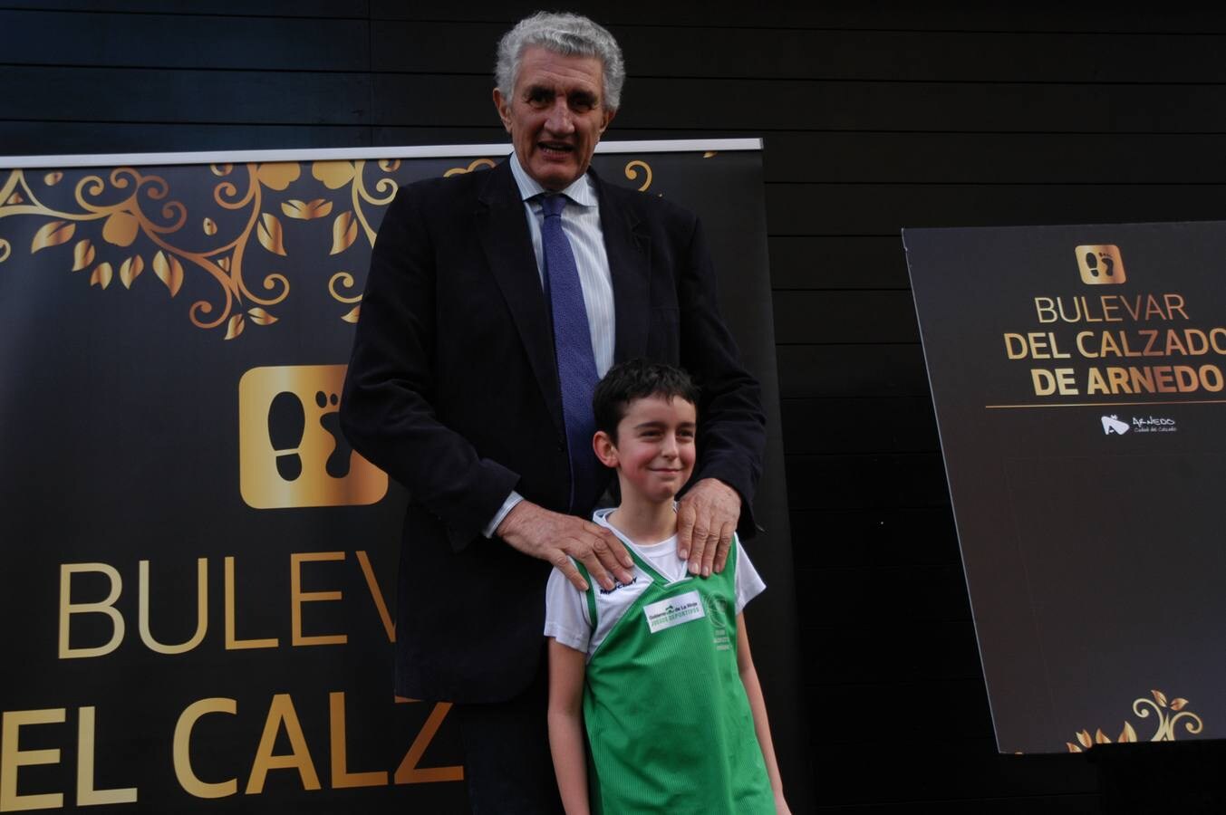 El exjugador de baloncesto, Fernando Romay, recibió el sábado en Arnedo el galardón Virrey del Ajo Asado 2018. La jornada comenzó con un encuentro con el club de baloncesto de Arnedo y continuó con la plasmación de la huella de su pie en el bulevar del calzado. Finalizó con la entrega del Ajo de Oro y centro de Virrey y una comida en el hotel Virrey.