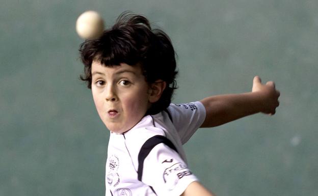 Un niño compite en un torneo de pelota. 