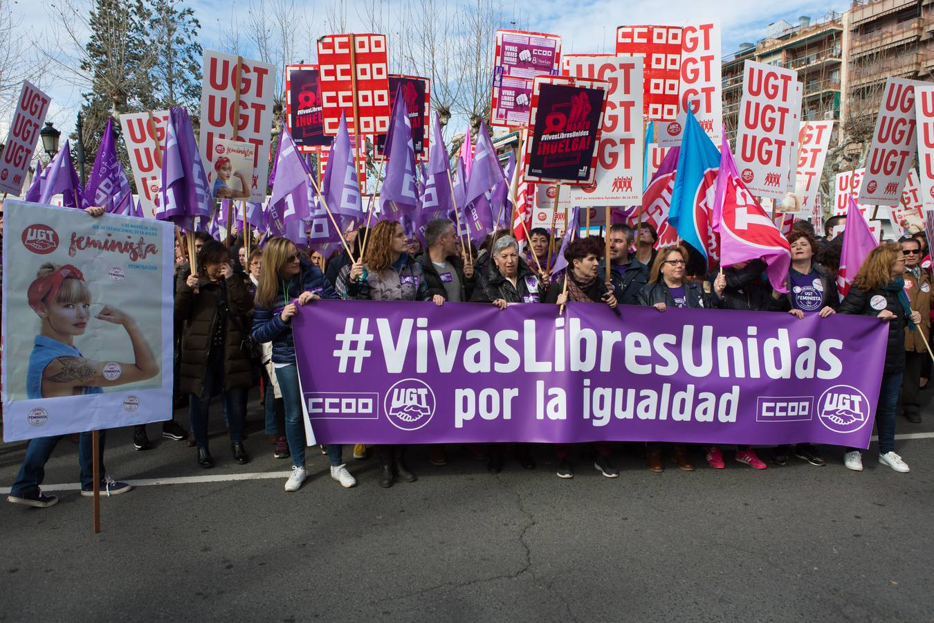 Logroño ha vivido este jueves una mañana de reivindicaciones en el Día Internacional de la Mujer, con comida de mujeres en la CNT o concentraciones ante el Palacete de Gobierno