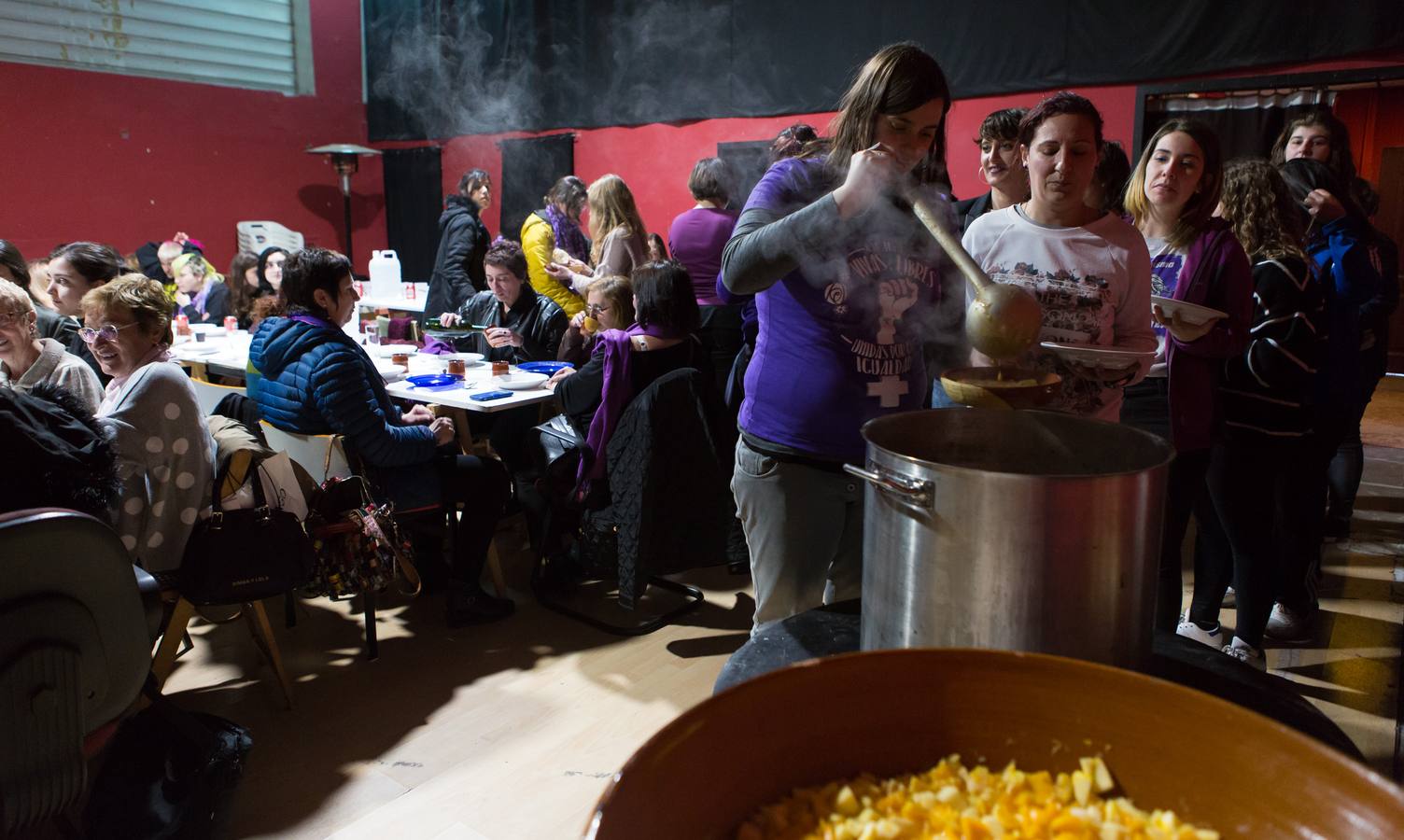 Logroño ha vivido este jueves una mañana de reivindicaciones en el Día Internacional de la Mujer, con comida de mujeres en la CNT o concentraciones ante el Palacete de Gobierno