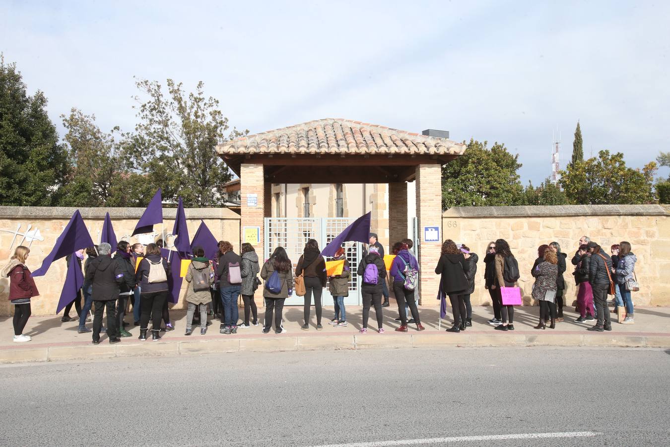 Logroño ha vivido este jueves una mañana de reivindicaciones en el Día Internacional de la Mujer, con comida de mujeres en la CNT o concentraciones ante el Palacete de Gobierno