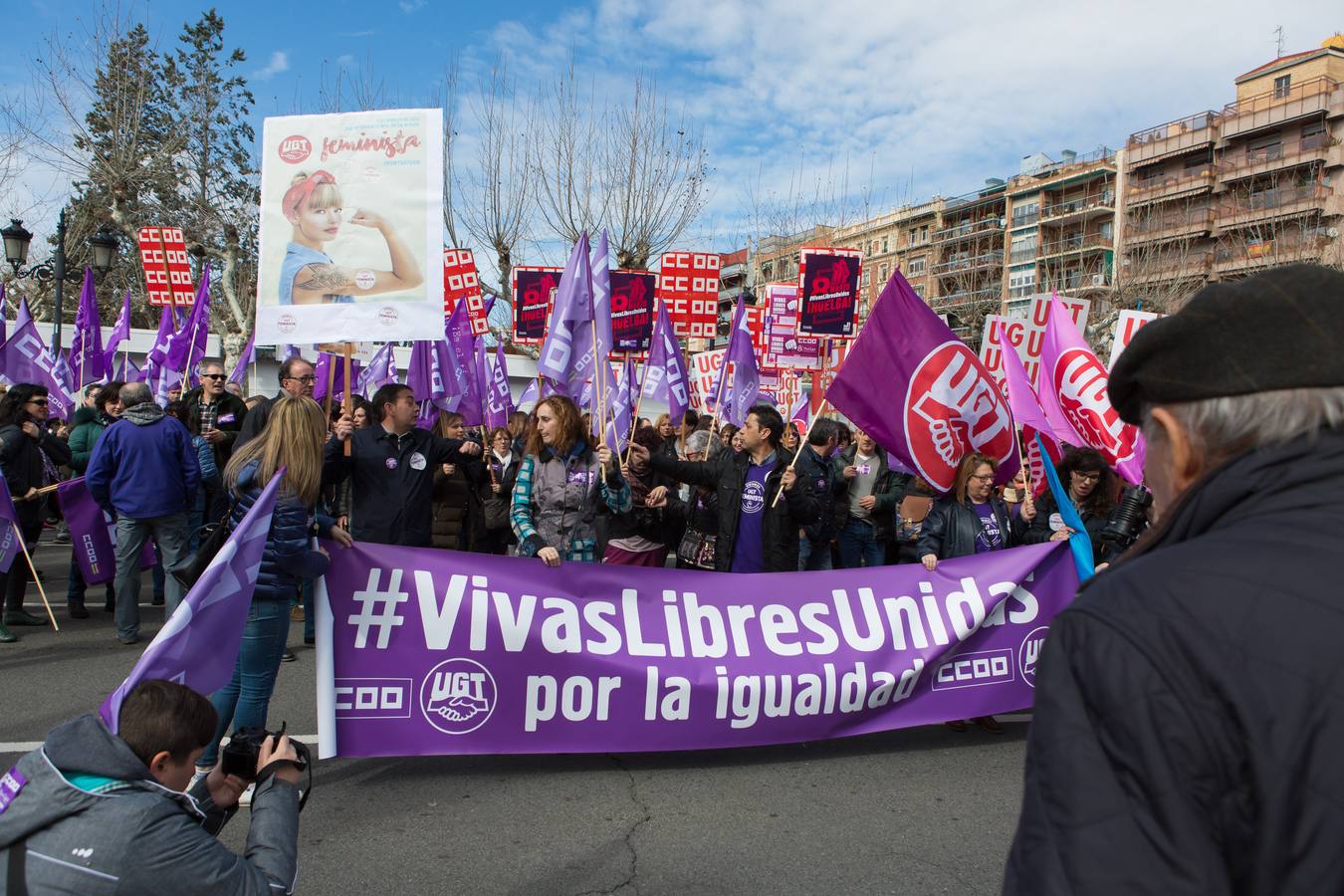 Logroño ha vivido este jueves una mañana de reivindicaciones en el Día Internacional de la Mujer, con comida de mujeres en la CNT o concentraciones ante el Palacete de Gobierno