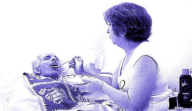 La labor de las cuidadoras implica gran esfuerzo físico y provoca enfermedades profesionales. :: reuters