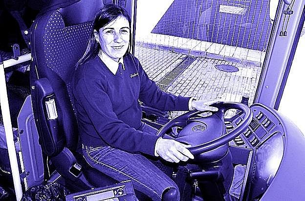 Carolina, al volante de un autobús de la línea Logroño-Aguilar. :: s.s.j.