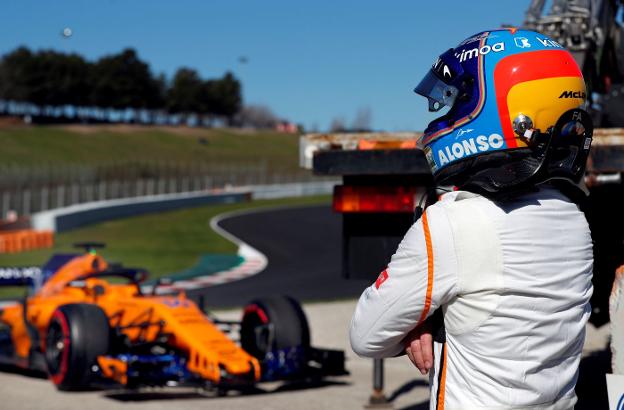 Fernando Alonso mira a su McLaren, ayer. :: efe
