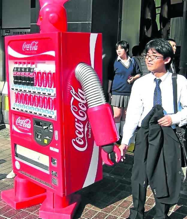 Un robot expendedor de Coca-Cola en Tokio. :: ap