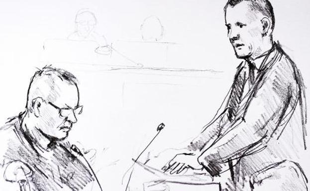 Dibujo del juicio, con el acusado a la izquierda.