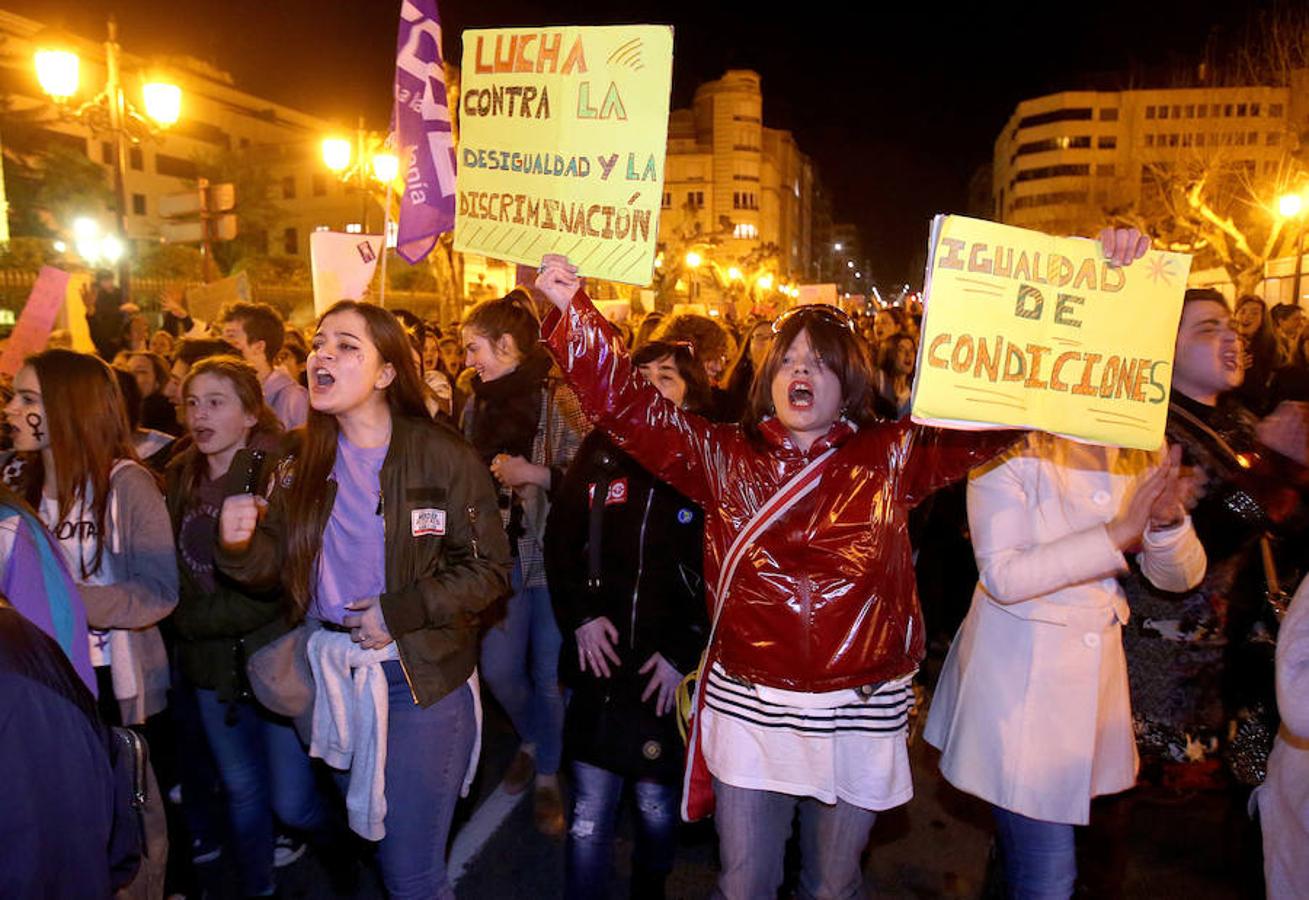 Logroño ha vivido una multitudinaria exhibición de solidaridad y respuesta contra la discriminación femenina en el Día Internacional de la Mujer. Mujeres de toda edad y condición salieron a la calle en repulsa contra cualquier tipo de exclusión por razones de sexo.