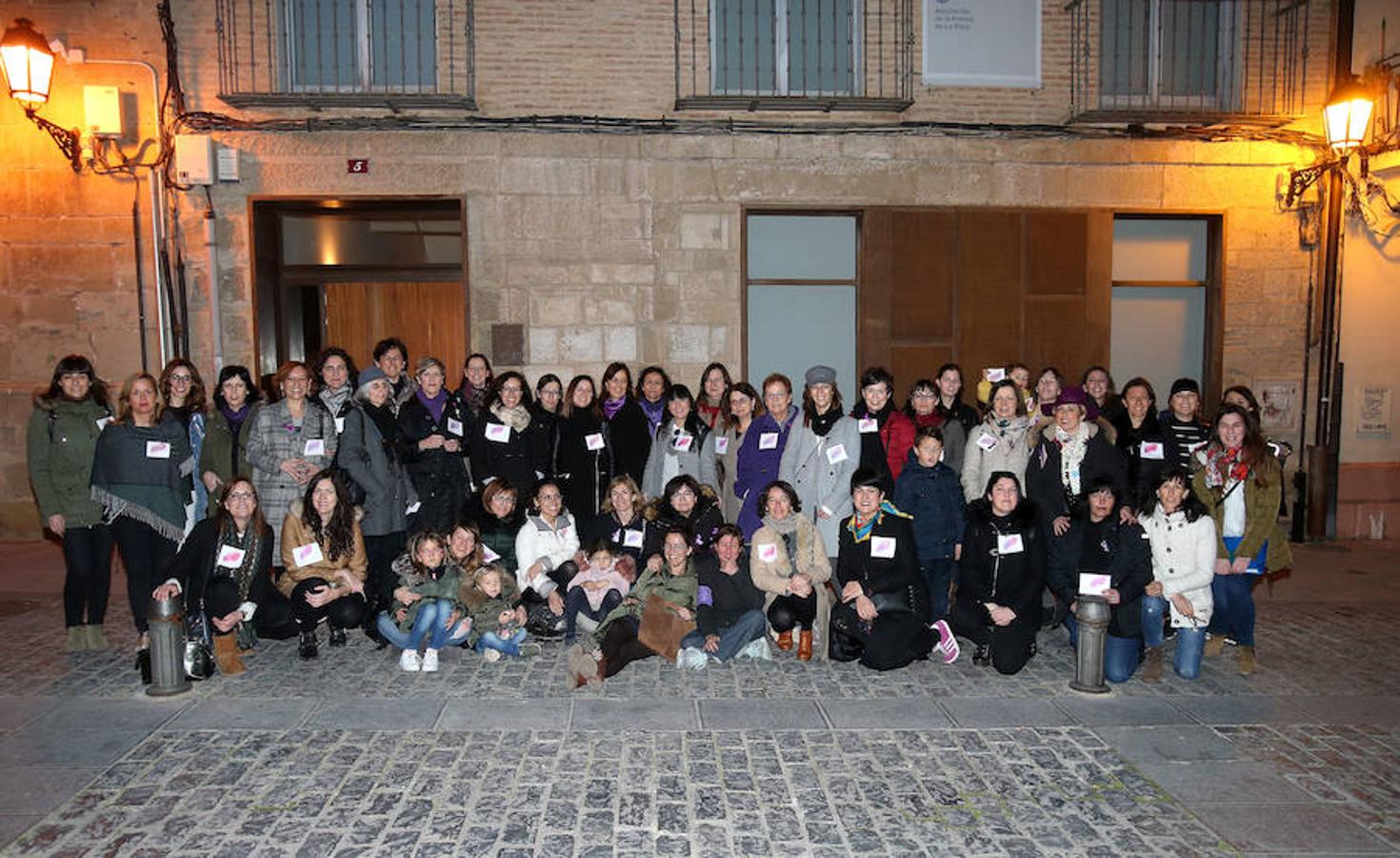 Logroño ha vivido una multitudinaria exhibición de solidaridad y respuesta contra la discriminación femenina en el Día Internacional de la Mujer. Mujeres de toda edad y condición salieron a la calle en repulsa contra cualquier tipo de exclusión por razones de sexo.