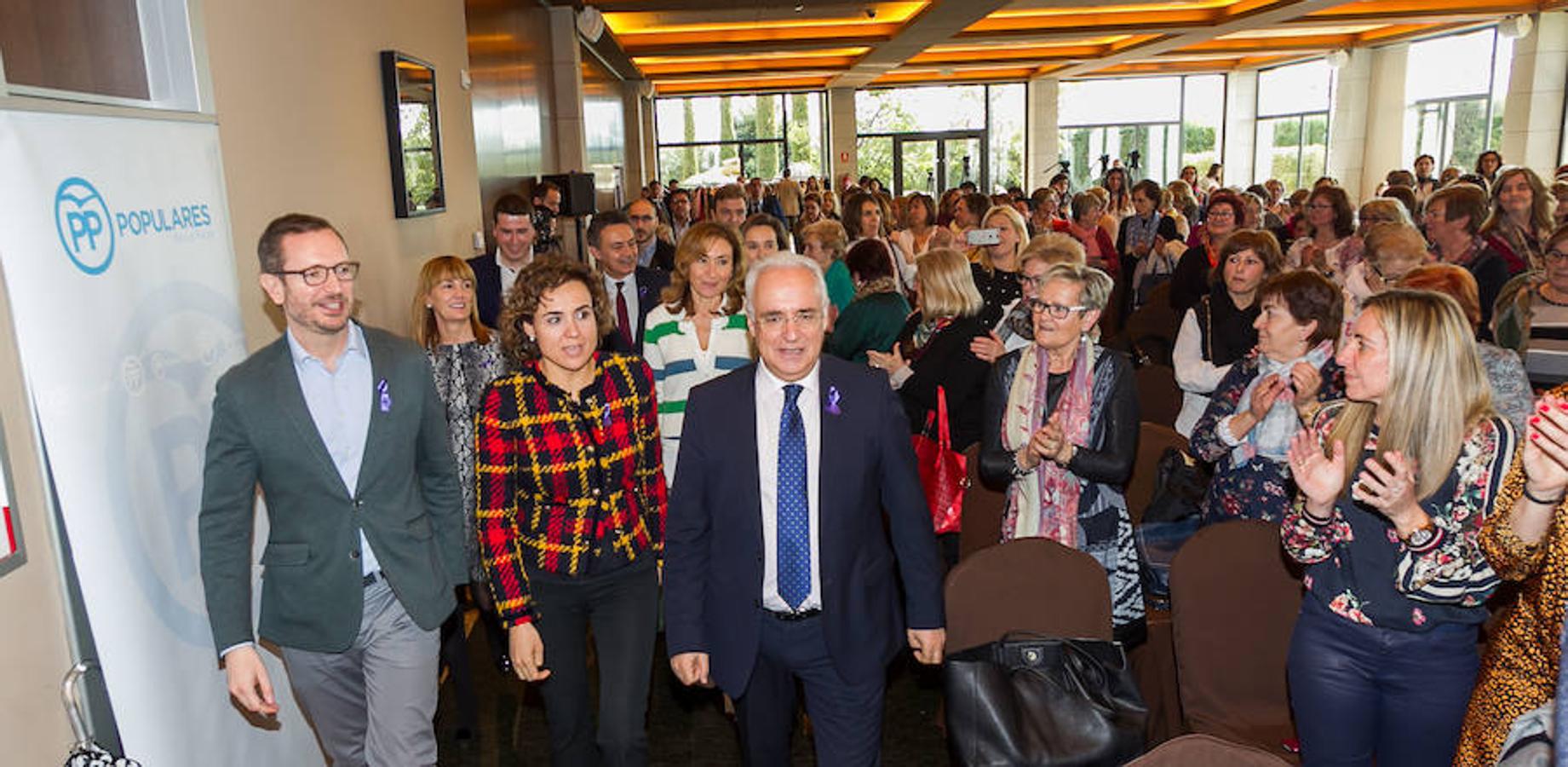 La ministra de Sanidad, Dolors Montserrat, ha clausurado la convención sectorial "Mujer e Igualdad", organizada por el PP con motivo del Día Internacional de la Mujer, en la que también han intervenido el vicesecretario de Política Social popular, Javier Maroto; y el presidente del PP y Gobierno riojanos, José Ignacio Ceniceros.