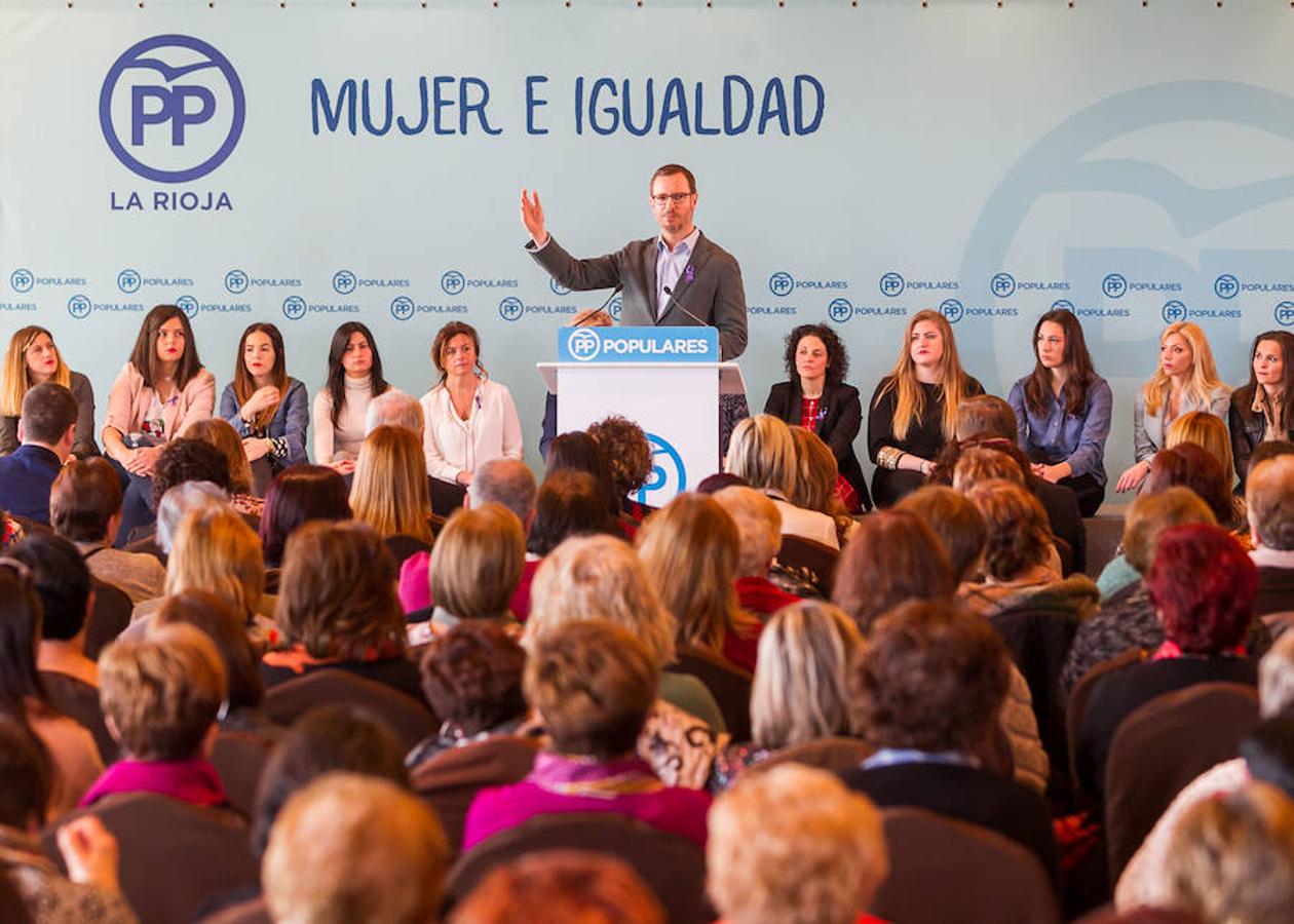 La ministra de Sanidad, Dolors Montserrat, ha clausurado la convención sectorial "Mujer e Igualdad", organizada por el PP con motivo del Día Internacional de la Mujer, en la que también han intervenido el vicesecretario de Política Social popular, Javier Maroto; y el presidente del PP y Gobierno riojanos, José Ignacio Ceniceros.