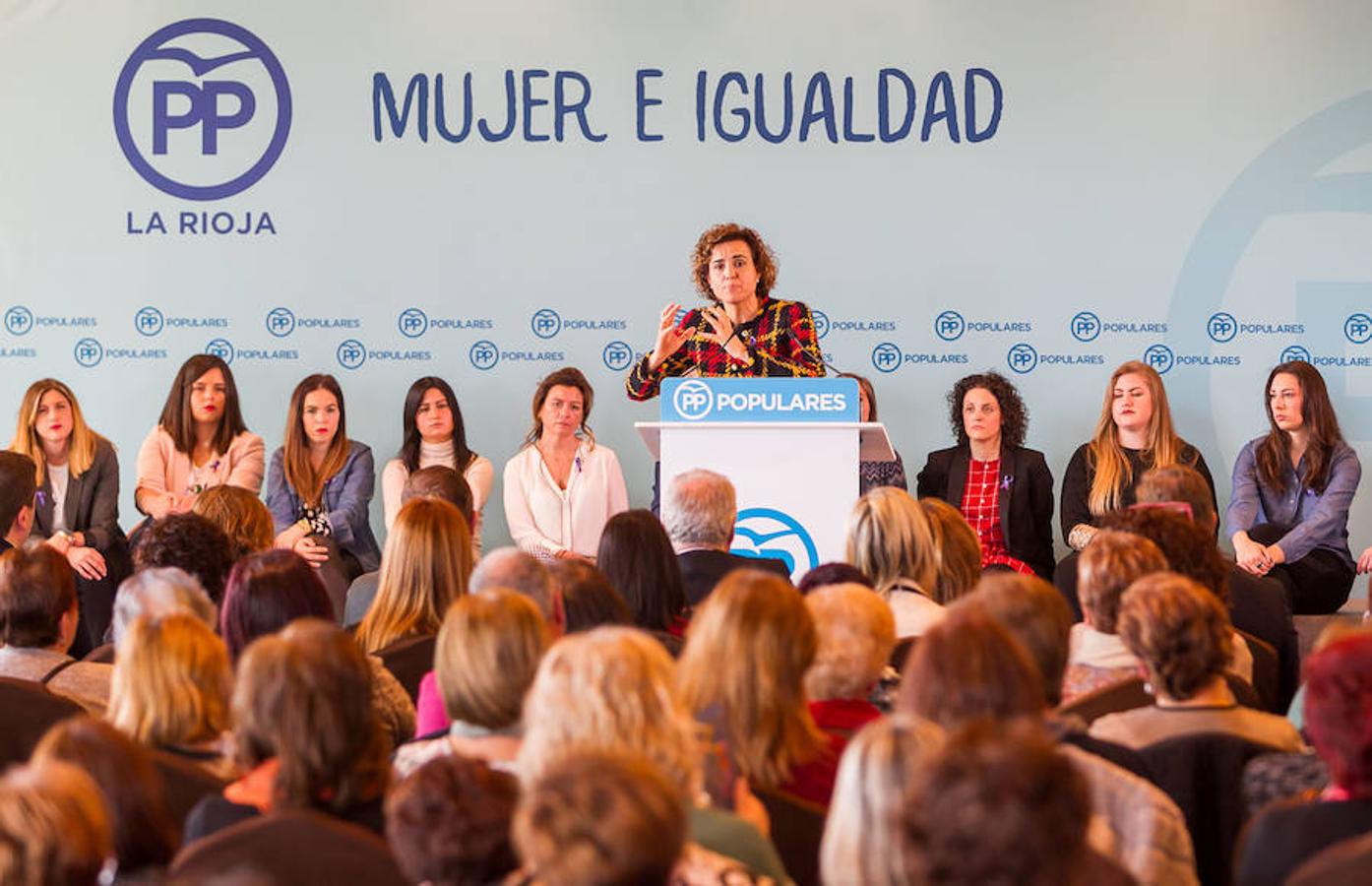 La ministra de Sanidad, Dolors Montserrat, ha clausurado la convención sectorial "Mujer e Igualdad", organizada por el PP con motivo del Día Internacional de la Mujer, en la que también han intervenido el vicesecretario de Política Social popular, Javier Maroto; y el presidente del PP y Gobierno riojanos, José Ignacio Ceniceros.