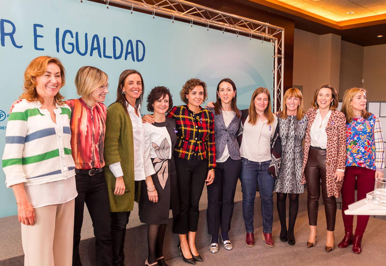 La ministra de Sanidad, Dolors Montserrat, ha clausurado la convención sectorial "Mujer e Igualdad", organizada por el PP con motivo del Día Internacional de la Mujer, en la que también han intervenido el vicesecretario de Política Social popular, Javier Maroto; y el presidente del PP y Gobierno riojanos, José Ignacio Ceniceros.