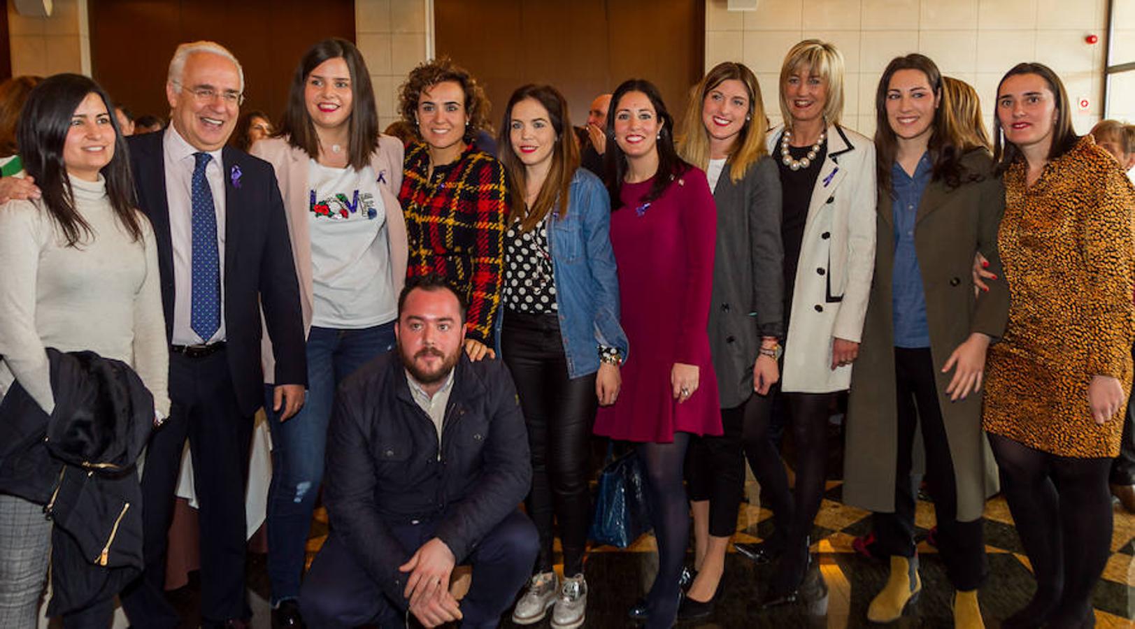 La ministra de Sanidad, Dolors Montserrat, ha clausurado la convención sectorial "Mujer e Igualdad", organizada por el PP con motivo del Día Internacional de la Mujer, en la que también han intervenido el vicesecretario de Política Social popular, Javier Maroto; y el presidente del PP y Gobierno riojanos, José Ignacio Ceniceros.