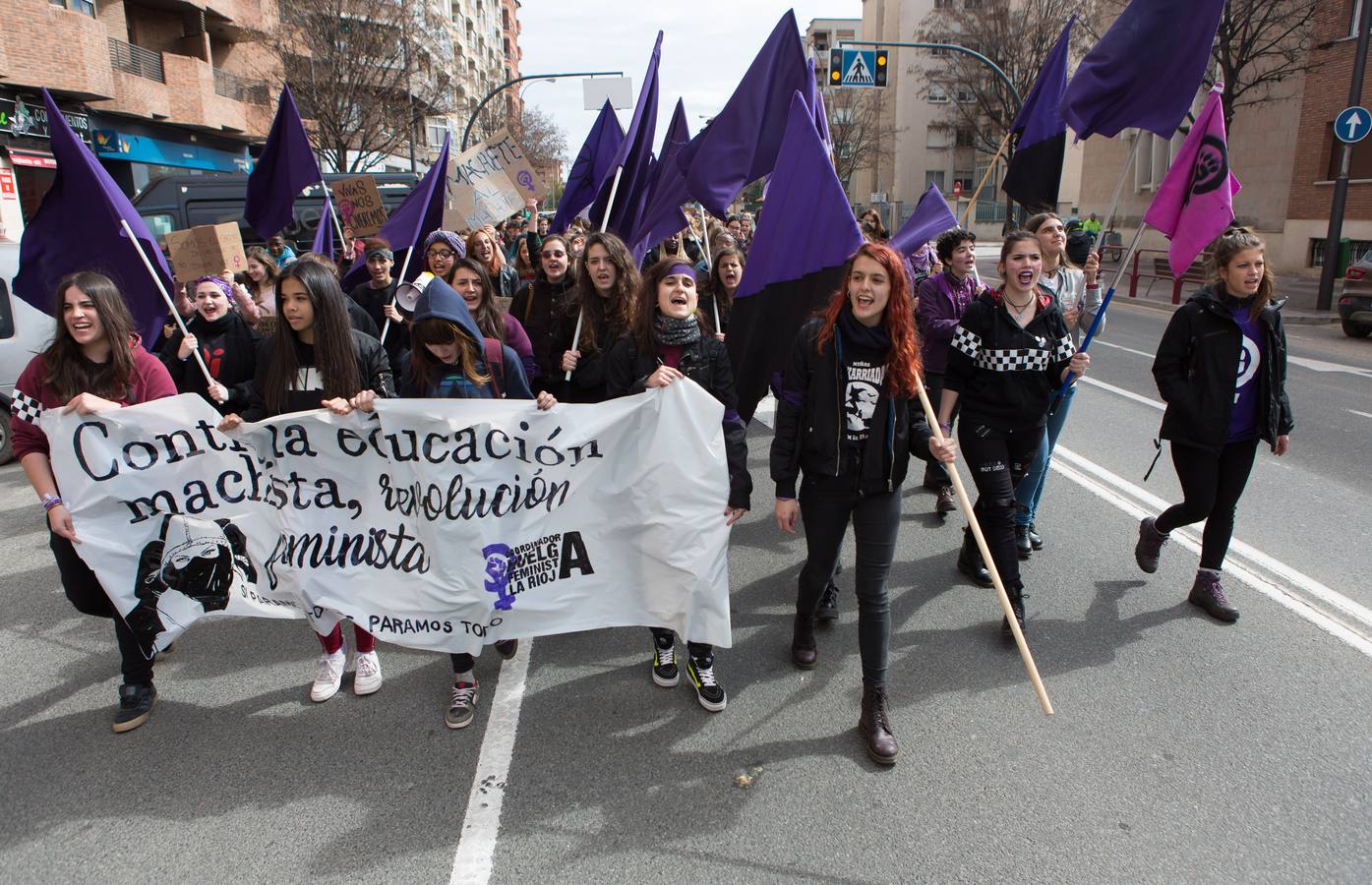 En el Día Internacional de la Mujer, las estudiantes han querido reivindicar la igualdad en una manifestación que ha partido de la UR y que ha llegado hasta la Delegación del Gobierno