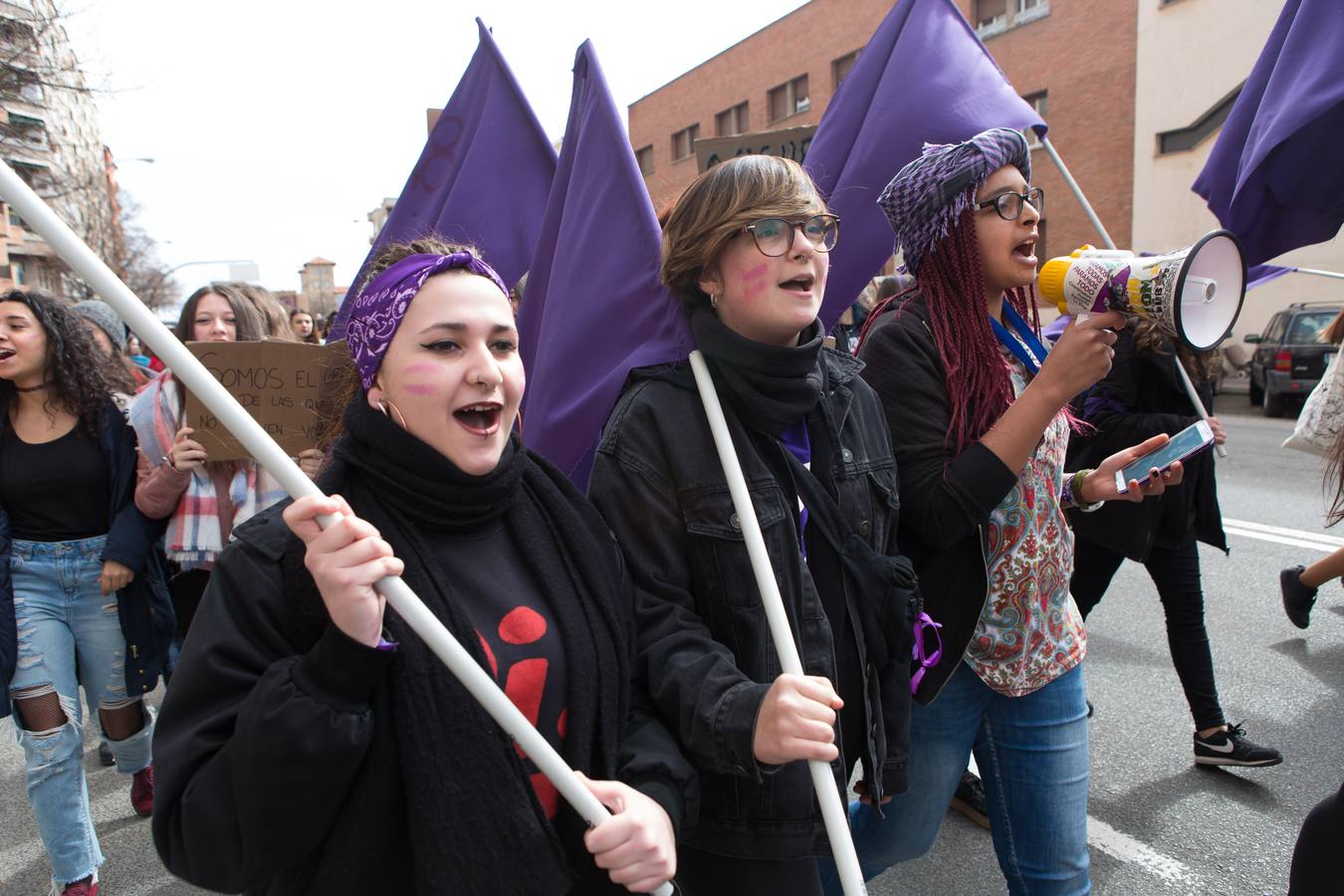 En el Día Internacional de la Mujer, las estudiantes han querido reivindicar la igualdad en una manifestación que ha partido de la UR y que ha llegado hasta la Delegación del Gobierno