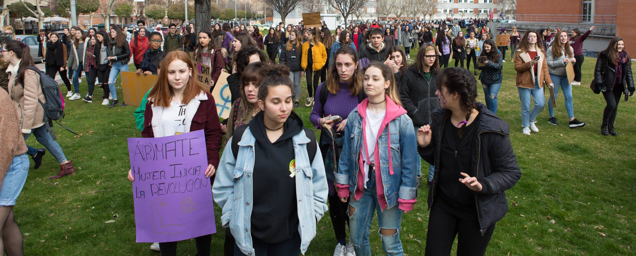 En el Día Internacional de la Mujer, las estudiantes han querido reivindicar la igualdad en una manifestación que ha partido de la UR y que ha llegado hasta la Delegación del Gobierno