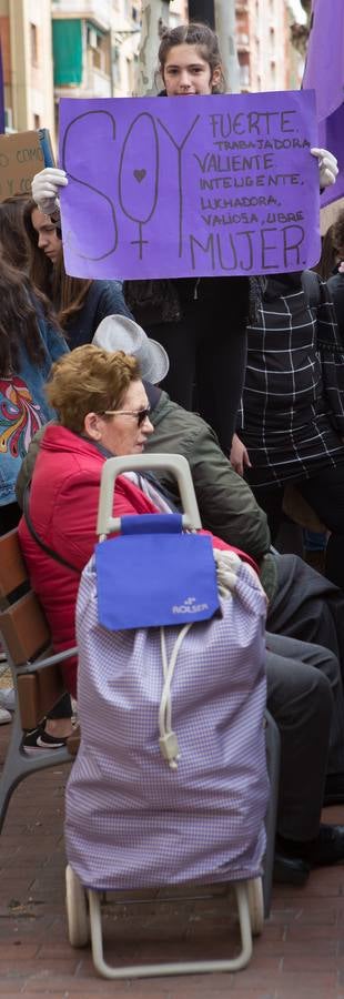 En el Día Internacional de la Mujer, las estudiantes han querido reivindicar la igualdad en una manifestación que ha partido de la UR y que ha llegado hasta la Delegación del Gobierno